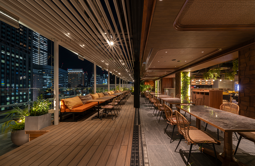 眺望夜景的屋顶餐厅