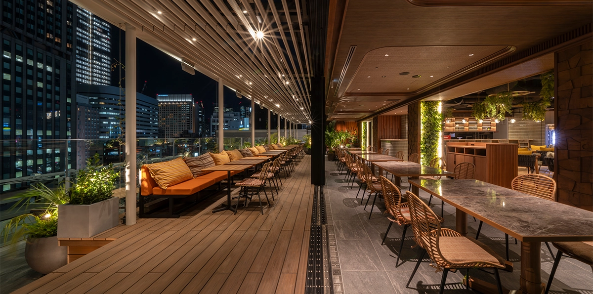 在酒店最顶层的餐厅吃晚餐