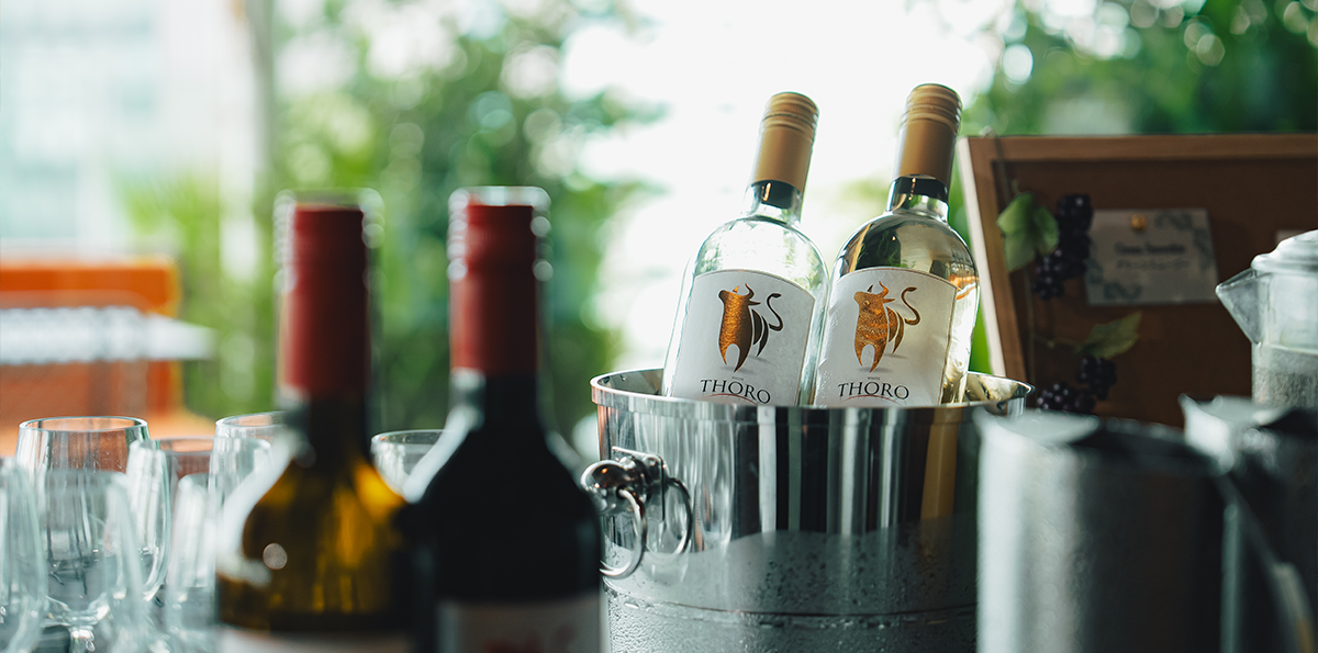 早晨与葡萄酒一起开始的奢侈早晨