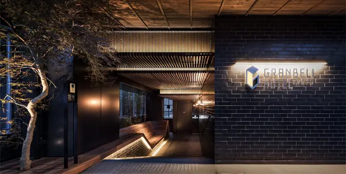 GRANBELL HOTEL KYOTO本馆是一家设计型酒店，距离祇园四条站仅需步行2分钟。