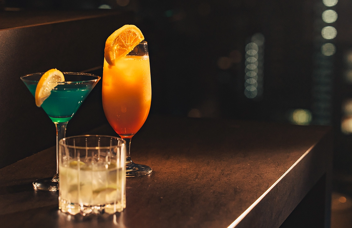 夜景を臨むルーフトップバー