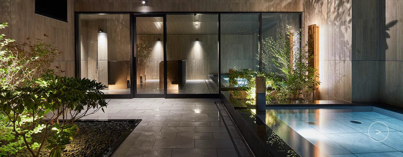 位于酒店最顶层的天空露天浴池