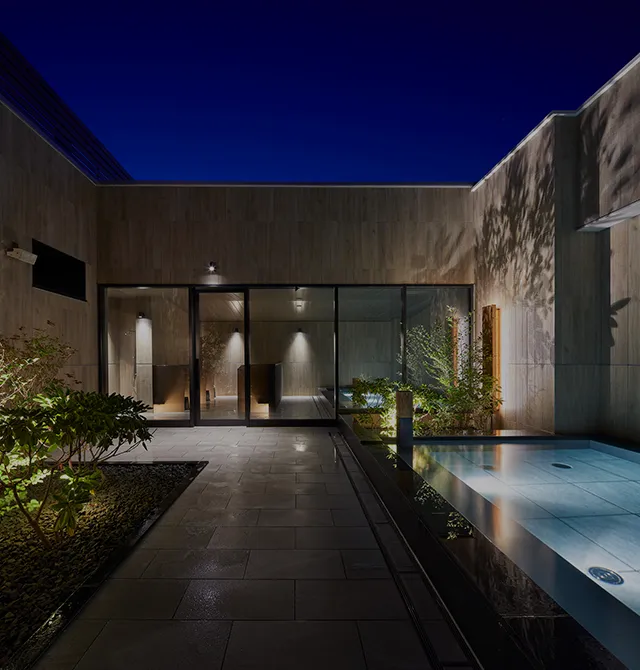 位于酒店最顶层的天空露天浴池