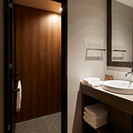 豪华双人/淋浴间和洗手池