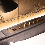 所有客房通用/枕边插座