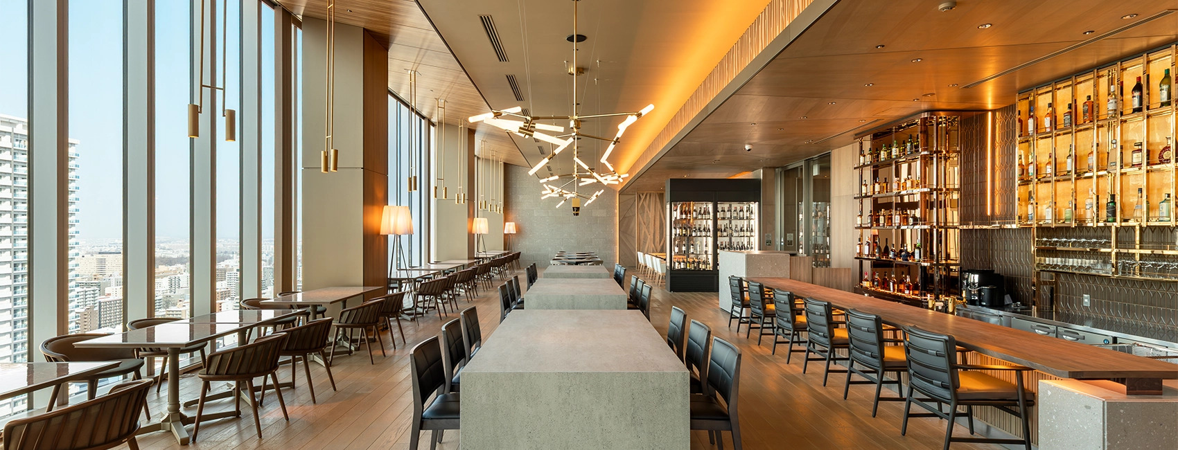 位于26楼的“ MoonLight Hokkaido Bistro & Bar ”内部景观