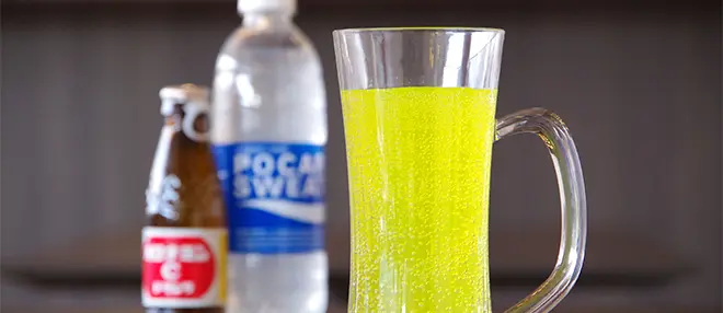 在休息室享受美食