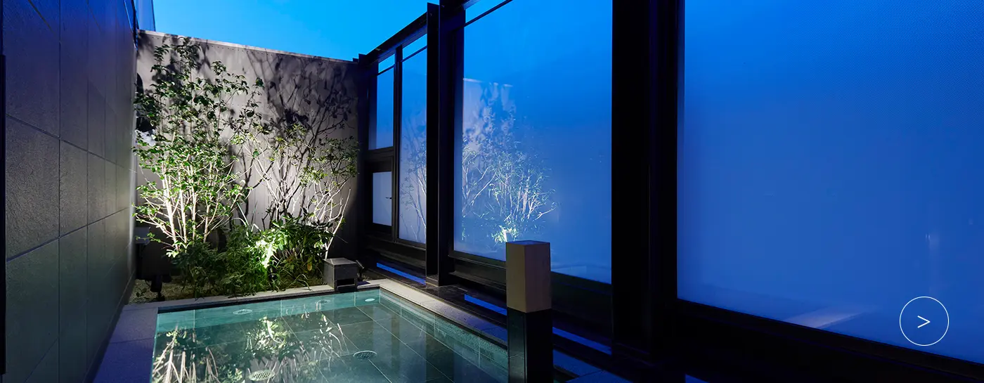 位于酒店最顶层的天空露天浴池